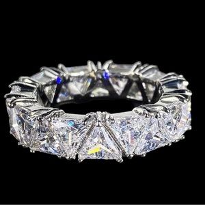 Beautiful CZ Ring. Silver Band size 7